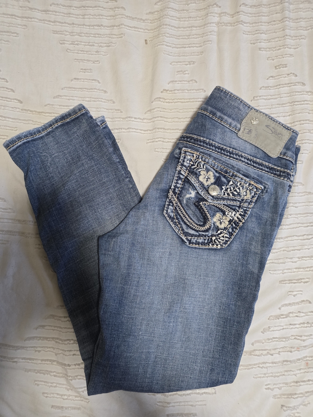 Silver Jeans Suki Mid Capri Jeans Women's W26/L23 Embroidered Floral Pockets